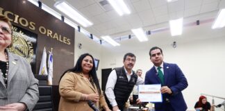 El rector Dámaso Anaya sostiene encuentro con universitarios de la FADYCS-UAT