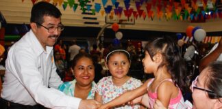 Dámaso Anaya y su esposa presiden el festival del SUTUAT por el Día del Niño